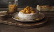 Brie au four avec chutney de pêches chaud