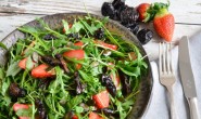 Salade de roquette, pruneaux de Californie et fraises