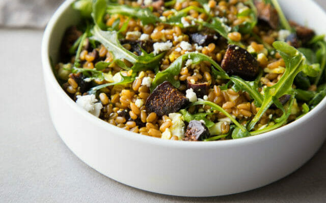 Salade de farro et de figues de Californie