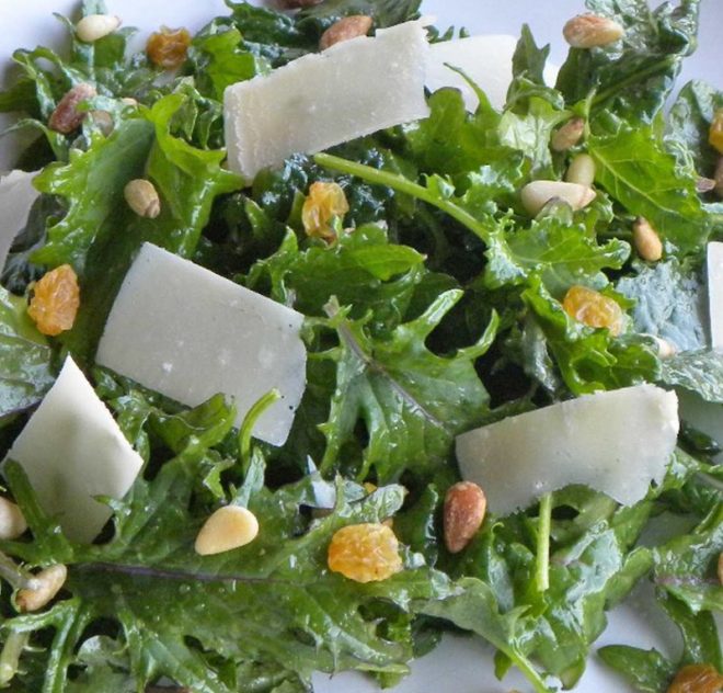 Salade de chou frisé jeune avec raisins secs, pignons de pin et gouda