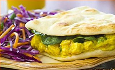 Sandwichs naan au poulet et à l’orange