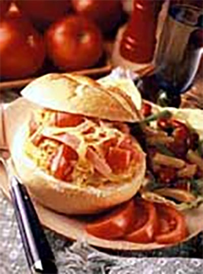 Petits pains au four farcis de tomates fraîches, jambon et fromage suisse