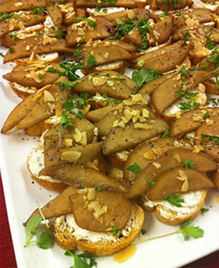 Crostini avec poires glacées au balsamique et fromage de chèvre
