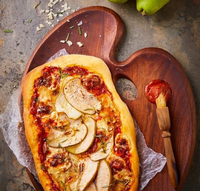 Pizza aux poires  avec oignons caramélisés et prosciutto