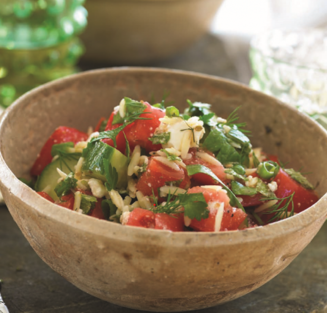 Salade de tomates, concombre, orzo et herbes fines