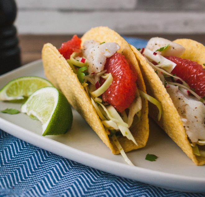 Tacos épicés au poisson avec salade de chou et pamplemousse de la Floride
