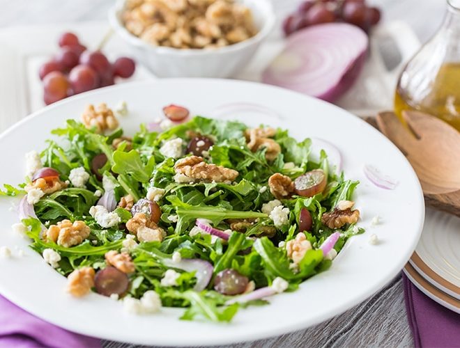 Salade de roquette, noix et vinaigrette balsamique aux figues