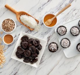 Boules d’énergie végétaliennes aux pruneaux de californie sans cuisson