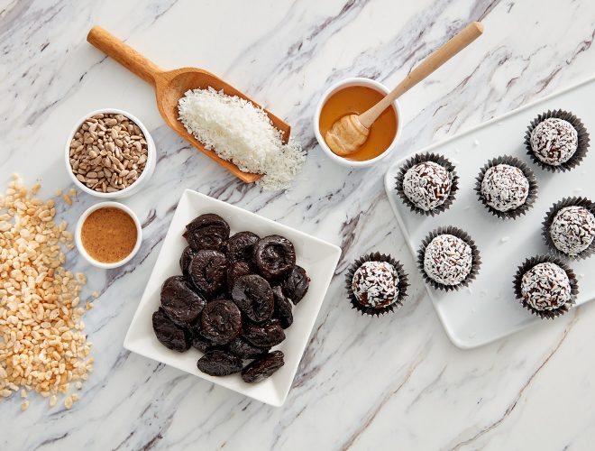 Boules d’énergie végétaliennes aux pruneaux de californie sans cuisson