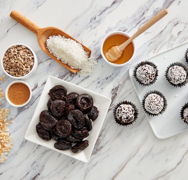 Boules d’énergie végétaliennes aux pruneaux de californie sans cuisson