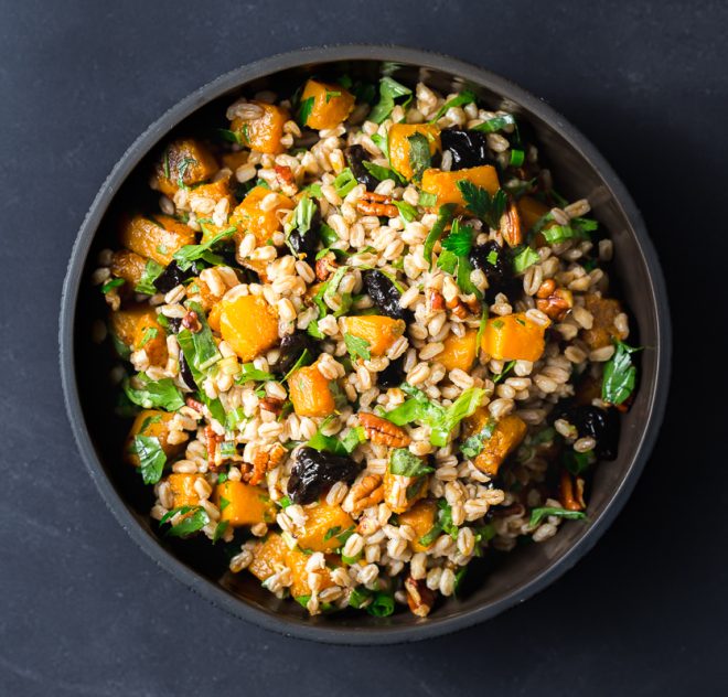 Farro de pruneaux de Californie, courge butternut et pacanes