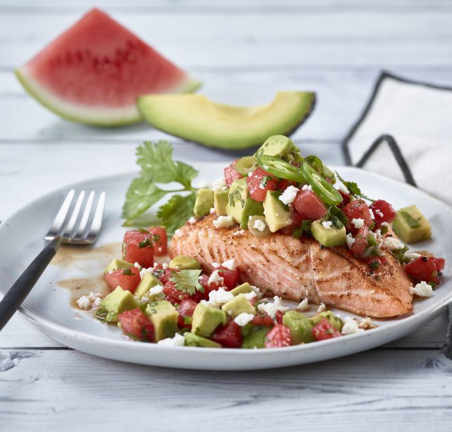 Saumon fumé avec salsa de pastèque et d’avocat
