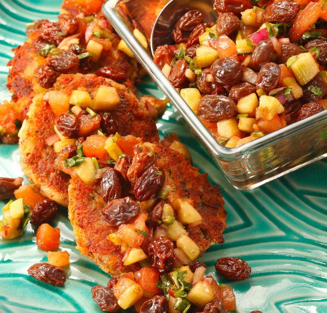 Gâteaux au saumon avec raisins secs de Californie et relish de concombre