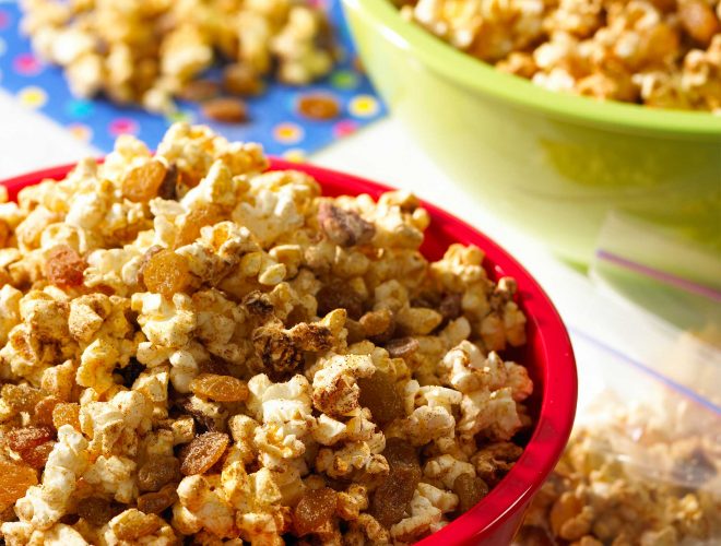 Mélange de maïs soufflé au goût de tarte à la citrouille avec raisins secs