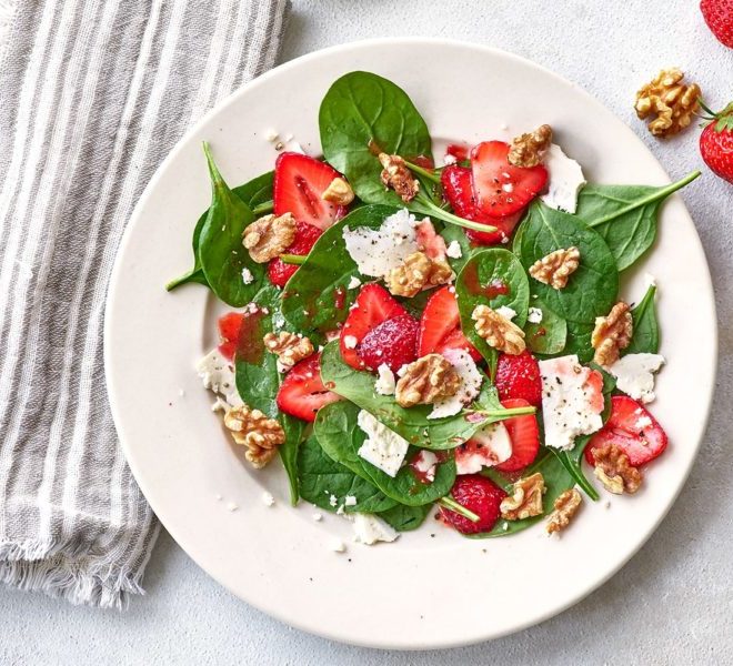 Salade d’épinards, de noix et de fraises