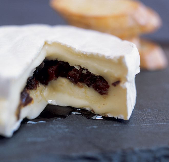 Camembert fourré aux pruneaux de Californie et parfumé à l’huile de truffe
