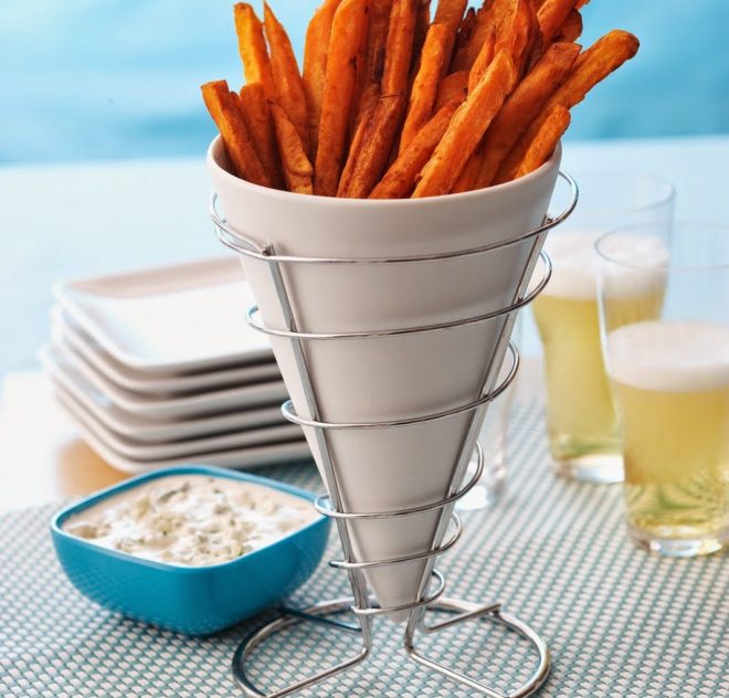 Frites de patates douces maison avec vinaigrette au fromage bleu