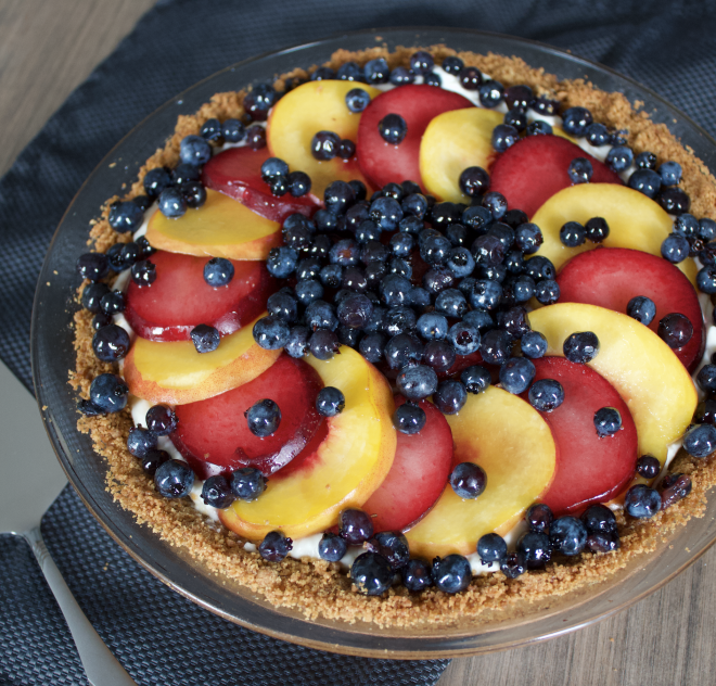 Tarte aux pêches, prunes et mascarpone