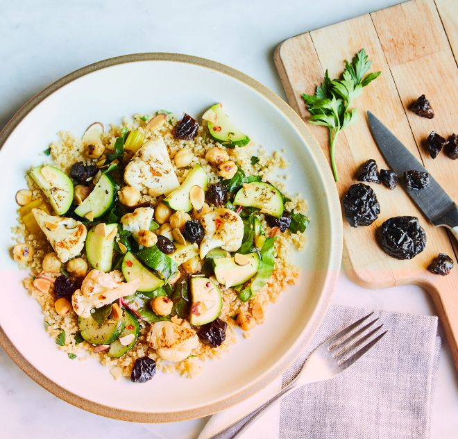 Casserole de chou-fleur et de pois chiches aux pruneaux et aux amandes