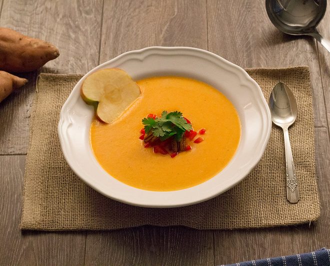Savoureuse soupe aux pommes et à la patate douce