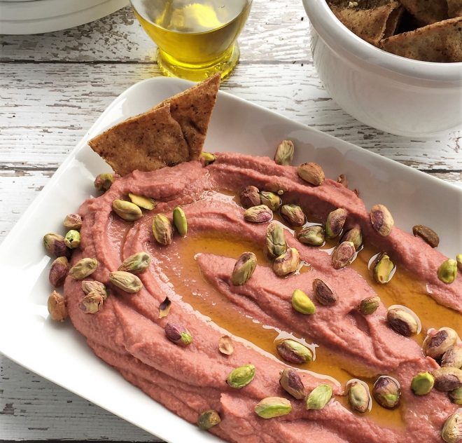 « Houmous » citronné aux betteraves avec pistaches pochées