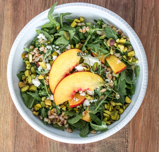 Salade estivale aux pistaches Wonderful avec nectarines fraîches et roquette