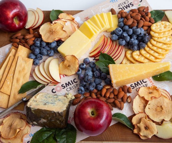 Un plateau de fromage quotidien avec des pommes Cosmic Crisp