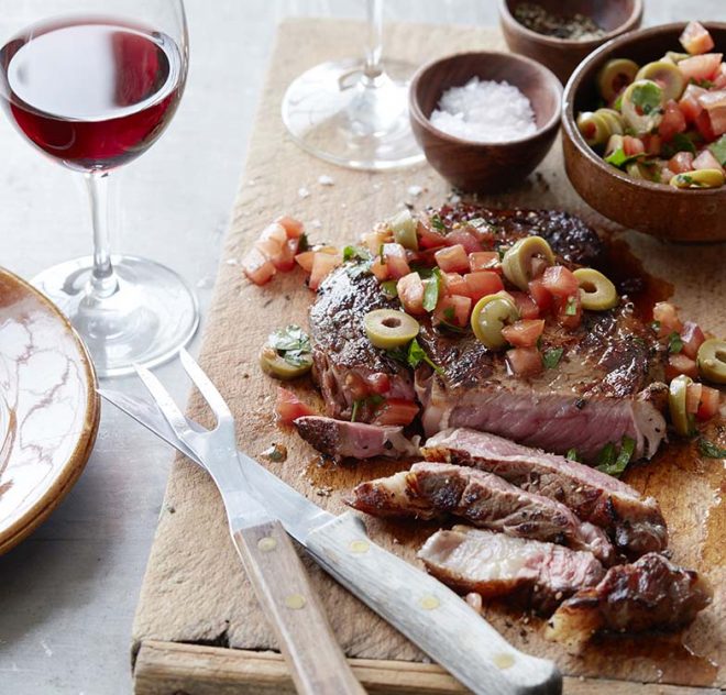Bifteck de faux-filet poêlé avec sauce aux tomates et olives