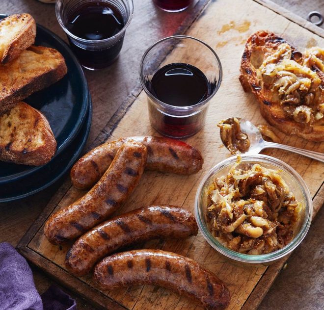 Saucisses grillées avec confiture de figues et d’oignon