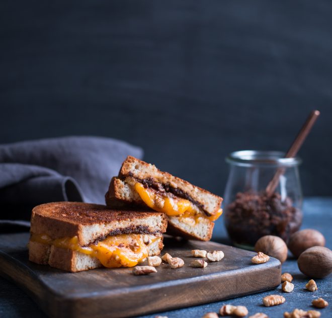 Fromage fondant avec tartinade aux pacanes et aux  tomates séchées au soleil