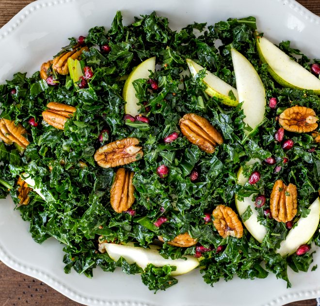 Salade de pacanes, de poires, de grenade et de chou frisé (kale)