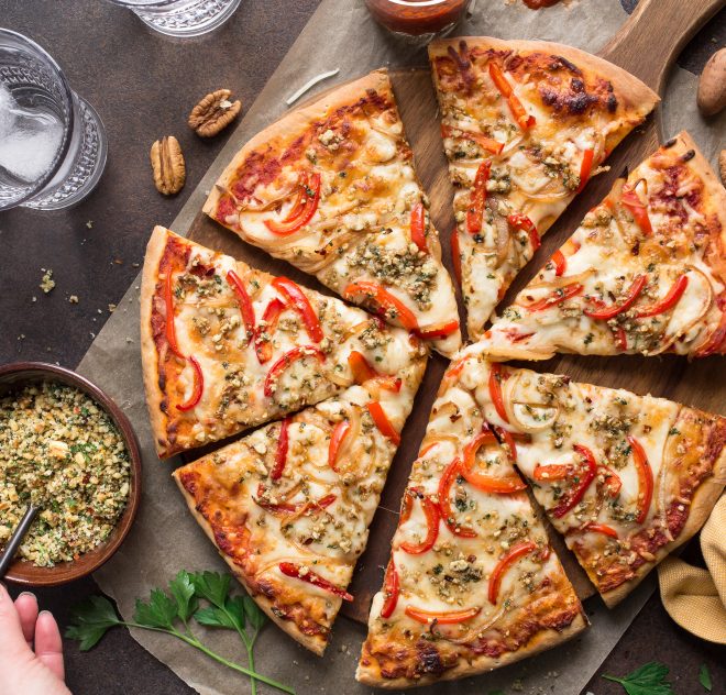 Pizza garnie de fines herbes aux pacanes