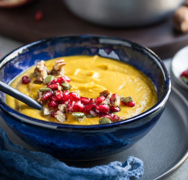 Soupe à la citrouille et à la patate douce grillées avec salsa à la grenade et aux pacanes