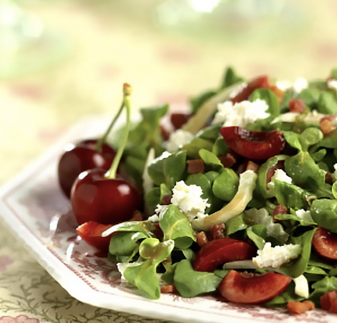 Salade de mâche avec cerises de Californie et pancetta